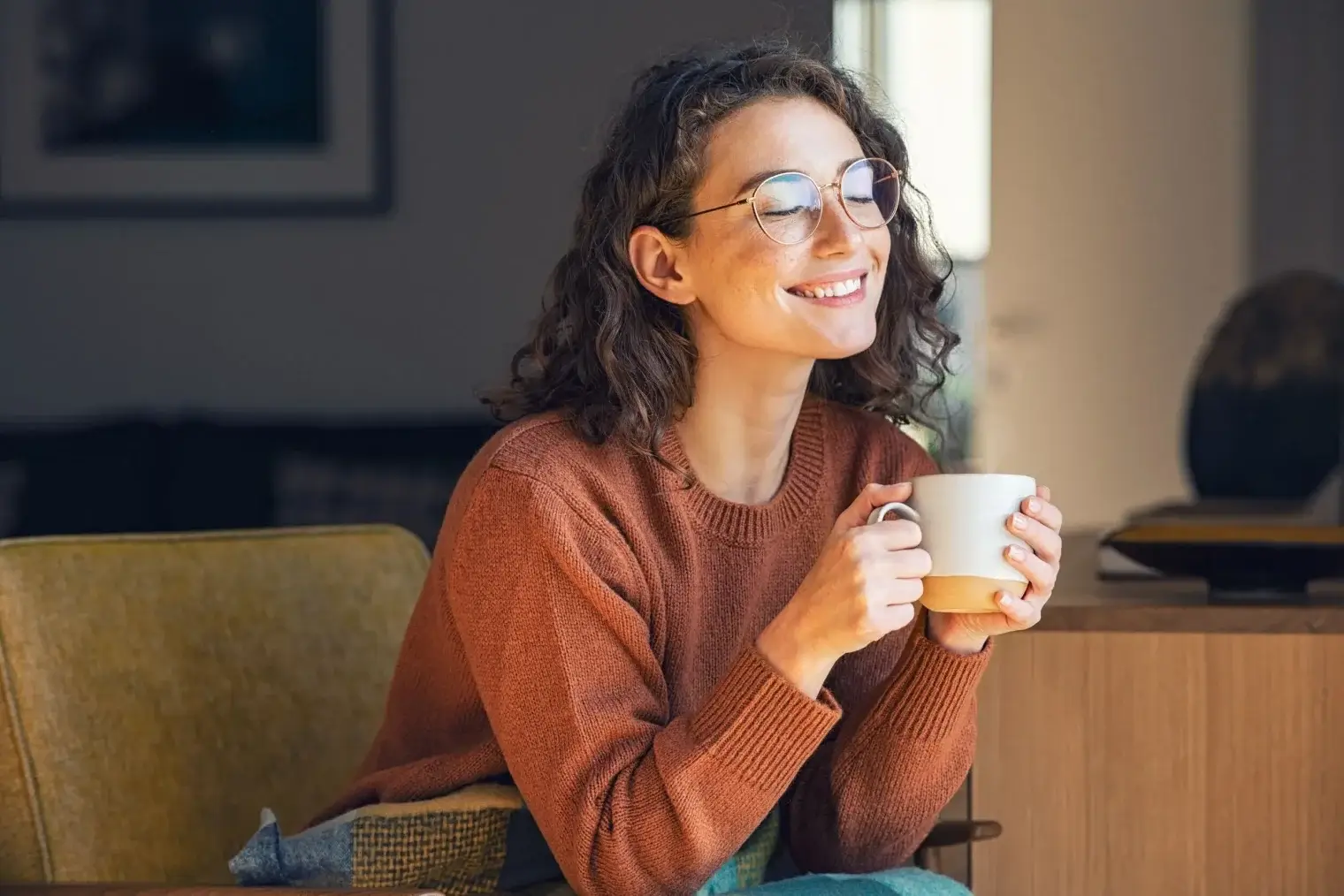 woman drinking coffee
